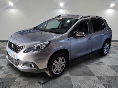 la voiture argentée est garée sur un sol en damier dans le garage