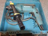une boîte bleue contenant une perceuse et d'autres outils