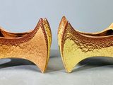 deux œuvres d'art posées sur une table
