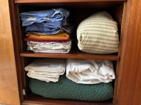 Linge de maison - lot comprenant trois couettes, un petit ed… (photo 4)
