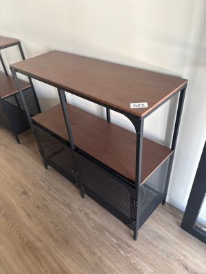 deux tables placées l'une à côté de l'autre sur le sol