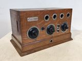 une vieille radio en bois posée sur une table