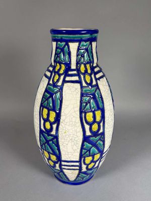 un vase bleu et blanc posé sur une table