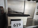 un micro-ondes posé sur une étagère dans une cuisine
