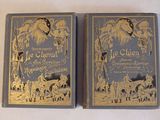 deux livres ornés de dorures, posés sur une surface blanche