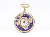un gros plan d'une horloge dorée et bleue sur fond blanc