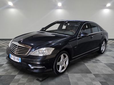 une photo d'une Mercedes Classe S noire dans un showroom