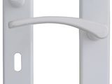 la poignée d'une porte blanche sur une porte blanche