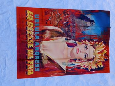 une vieille affiche de cinéma représentant une femme avec une fleur dans les cheveux