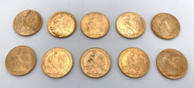 gros plan d'un paquet de pièces d'or sur une surface blanche