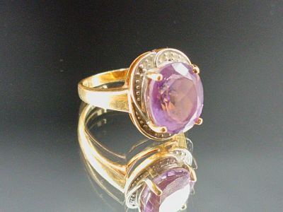 Bague en or jaune 18k 750/° ornée d'une améthyste ovale (1 c…