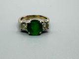 l'image d'une bague contenant une pierre verte