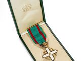 une image représentant une médaille dans un écrin orné d'une croix
