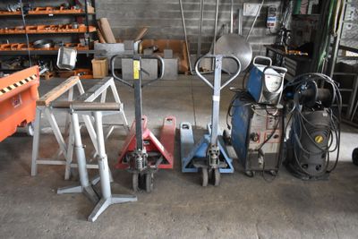 tout un tas d'outils qui traînent dans un garage