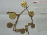 une photo d'un bracelet en or orné de pièces de monnaie