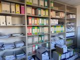 des étagères remplies d'une multitude de papiers et de dossiers dans une pièce