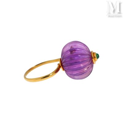 un gros plan d'une bague ornée d'une perle violette