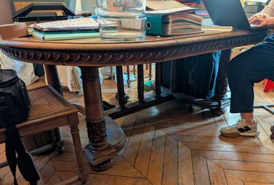 une femme assise à une table avec un ordinateur portable