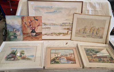 de nombreux tableaux exposés sur une table dans une pièce