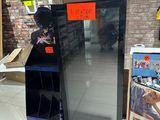 une photo d'un réfrigérateur dans un magasin, avec une étiquette de prix dessus
