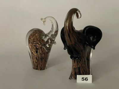 deux figurines d'éléphants placées l'une à côté de l'autre