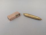 un stylo et une boîte posés sur une table