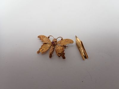 breloque papillon plaquée or avec des yeux en pierre rouge et un stylo plaqué or