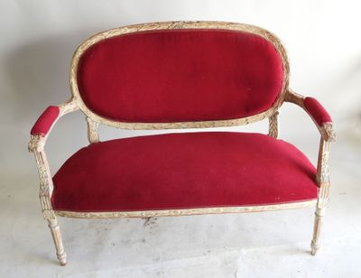 une chaise rouge posée sur un sol blanc