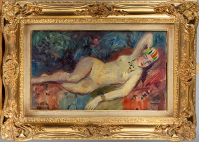 une image représentant une femme allongée sur un canapé
