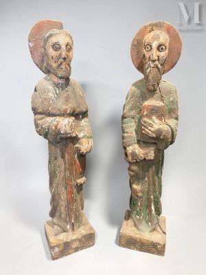 deux statues en bois représentant deux hommes portant un chapeau et une barbe
