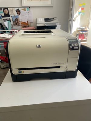 une imprimante posée sur un bureau dans une pièce