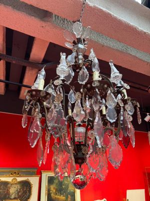 un lustre suspendu au plafond d'une pièce