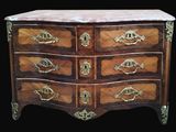 une commode avec un plateau en marbre et des poignées en laiton