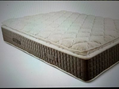 un matelas posé sur une surface blanche
