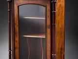 une vieille armoire en bois avec une porte vitrée et une étagère