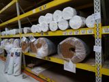 de nombreux rouleaux de papier toilette sur les rayons du magasin
