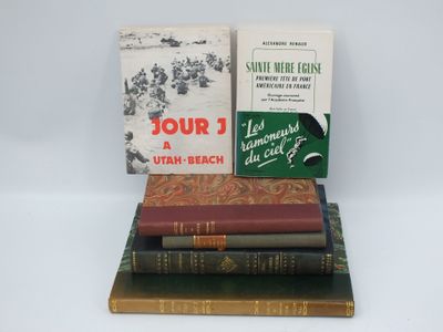 plusieurs livres sont empilés sur une table