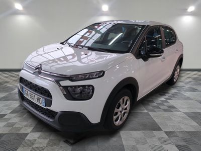 la voiture blanche est garée sur un sol en damier dans le garage