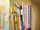 a bunch of pens sitting on a table next to each other