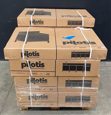 des boîtes empilées les unes sur les autres devant un mur noir