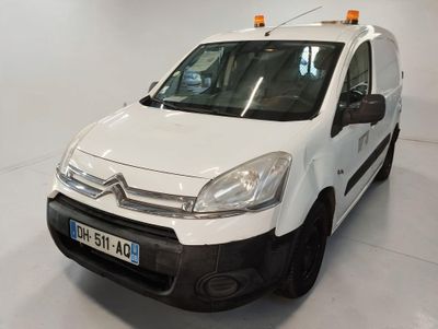 une camionnette blanche garée dans une pièce
