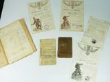 quelques vieux papiers sont posés sur une table