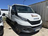 deux camions garés l'un à côté de l'autre dans un parking