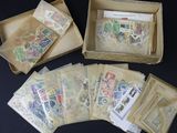 beaucoup de timbres dans une boîte posée sur la table