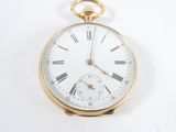 une montre de poche en or avec des chiffres romains sur le cadran