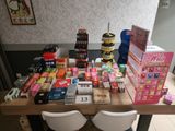 une table sur laquelle se trouvent de nombreux objets différents