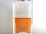 l'image d'un flacon de parfum posé sur une table