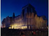 une photo d'un grand bâtiment autour duquel se trouvent de nombreuses personnes