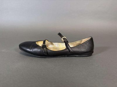Inès de la Fressange. Paire de babies en cuir noir.