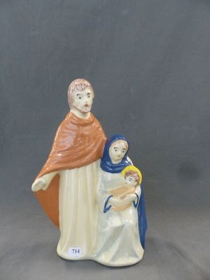 une figurine représentant une femme tenant un bébé dans ses bras